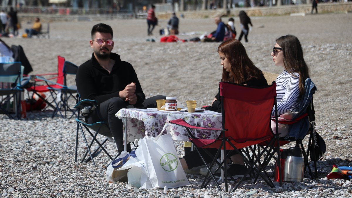 Antalya'da güzel havanın tadını çıkarmak isteyenler sahile koştu