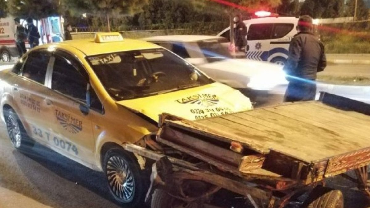 Mersin'de taksi ile at arabasının çarpıştığı kaza kamerada