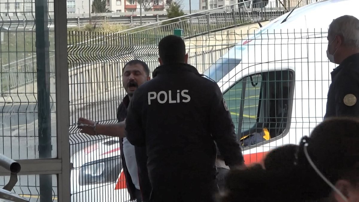 İstanbul'da metrobüse alınmayan magandalar güvenliğe saldırdı