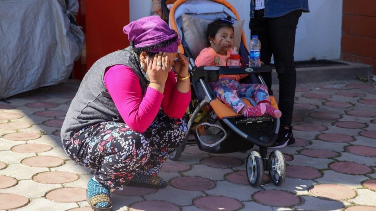 Antalya'da bebeğin elindeki cep telefonu çalındı