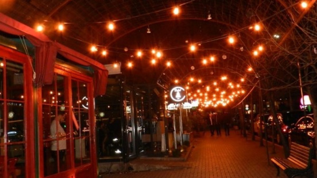 Kosova’da kafe ve restoranlardan ışıkları söndürme eylemi