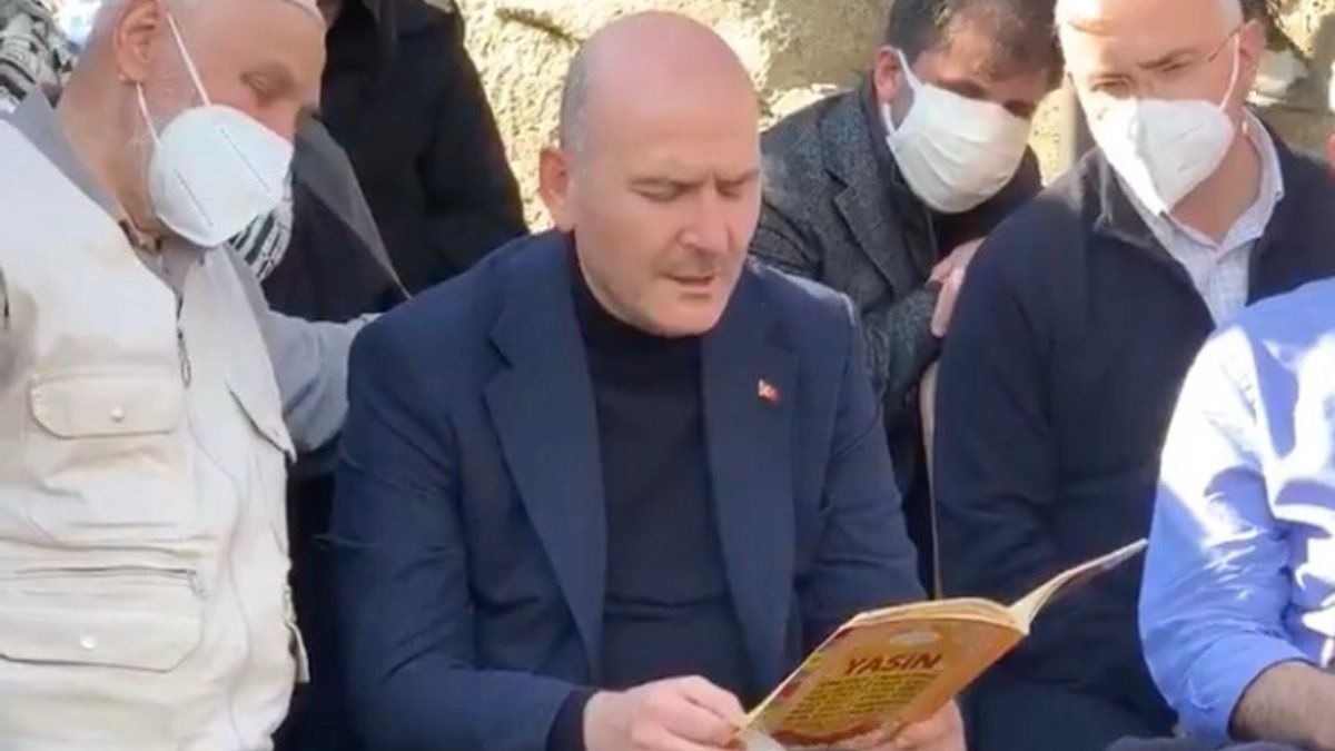 Süleyman Soylu annesi Servet Soylu için Yasin Suresi'ni okudu