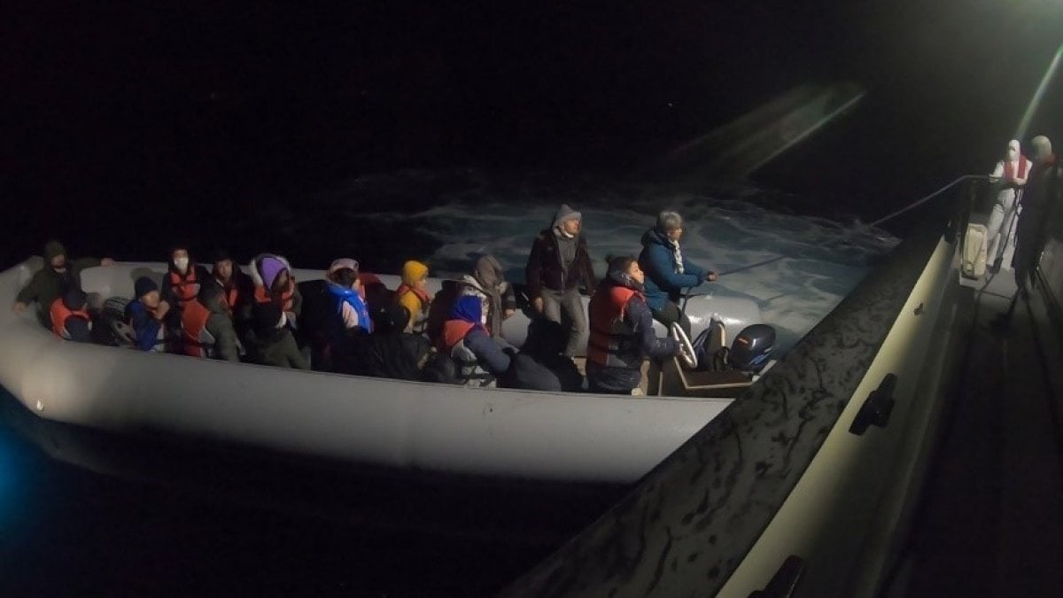 Çanakkale açıklarında 20 düzensiz göçmen kurtarıldı