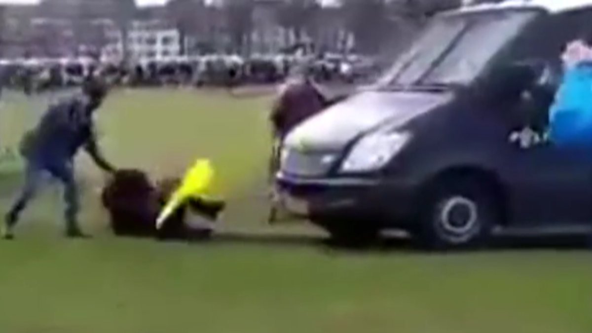 Hollanda'da olaylara müdahale eden polis, kadına minibüsle çarptı