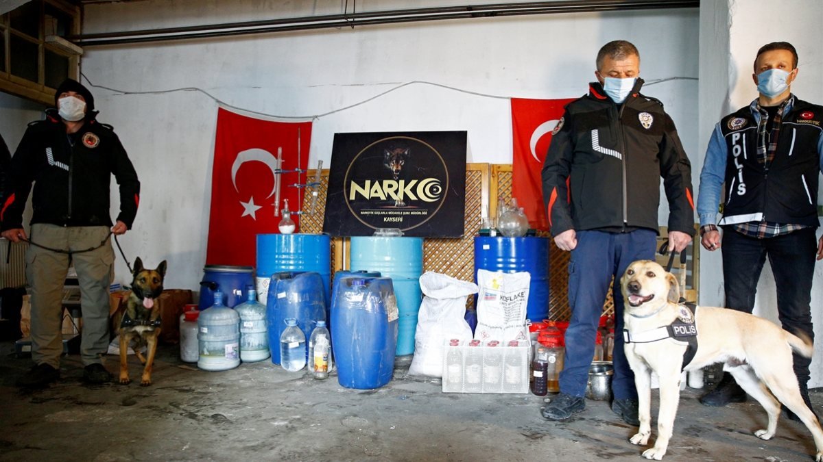 Kayseri'de uyuşturucu imalatında kullanılan 2 ton kimyasal madde ele geçirildi