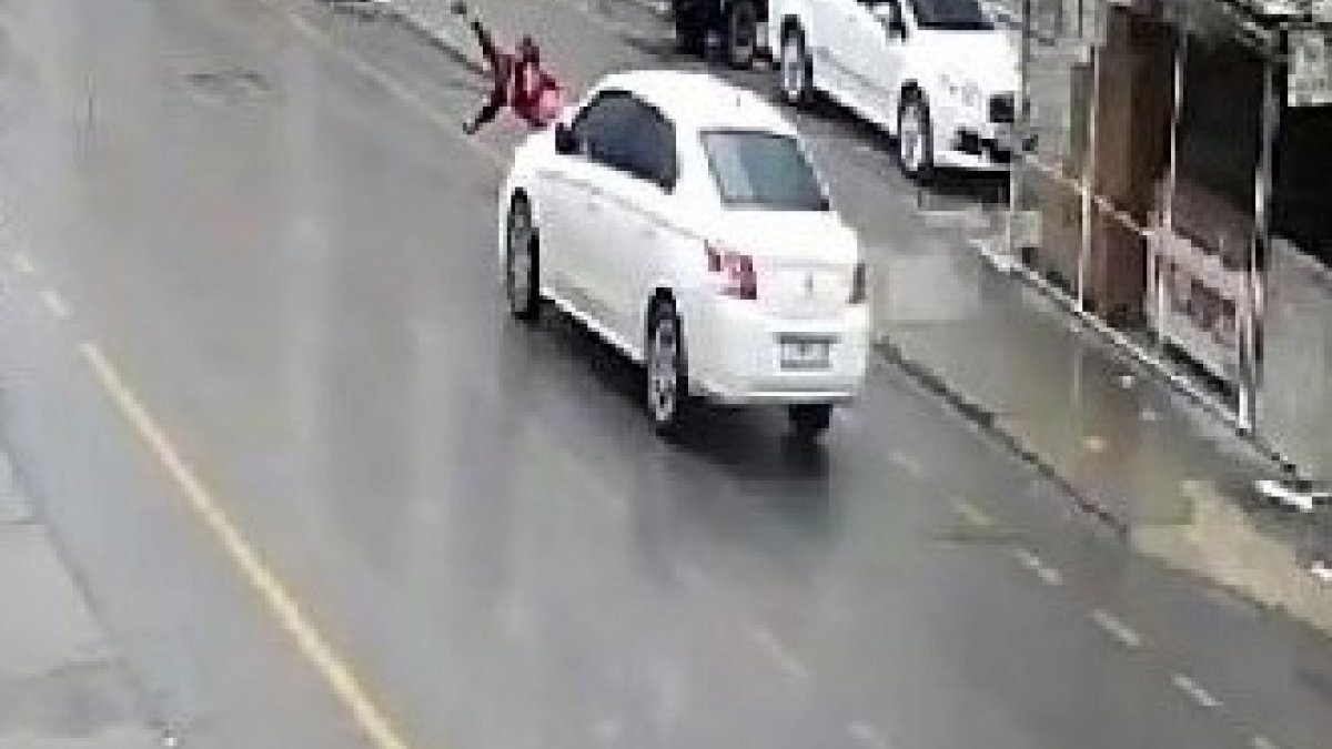 Mersin'de otomobilin çocuğa çarptığı kaza anı kamerada