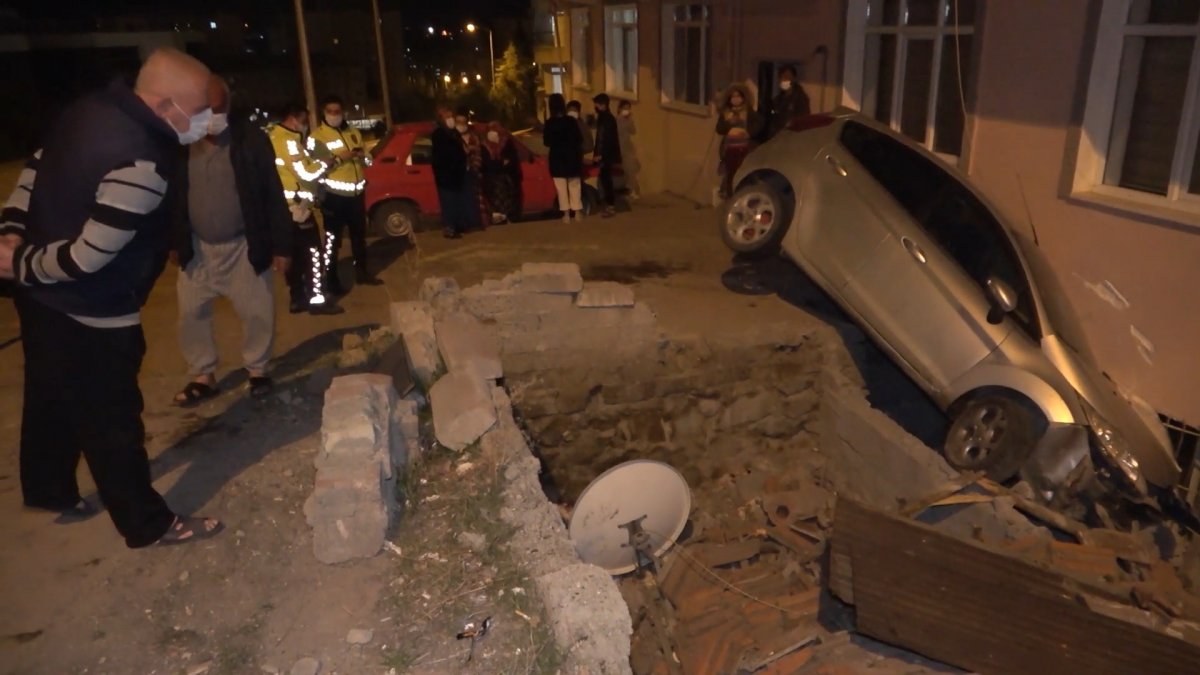 Kırıkkale'de otomobiliyle apartmana çarptı