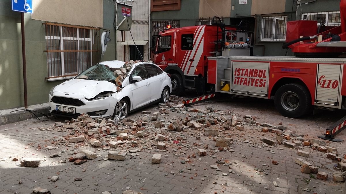 Beyoğlu'nda binanın çatı duvarı, aracın üzerine düştü