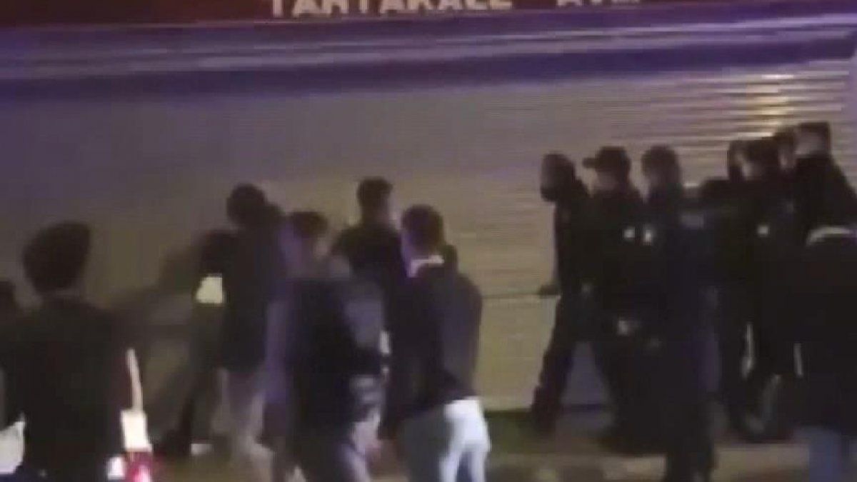 Çekmeköy'de polis, kavgaya karışan iki grubu biber gazı kullanarak ayırdı