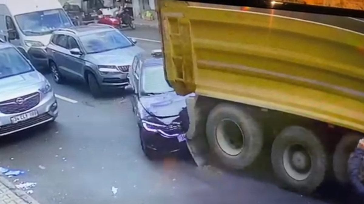 Kağıthane'de arızalanan hafriyat kamyonu araçlara çarptı