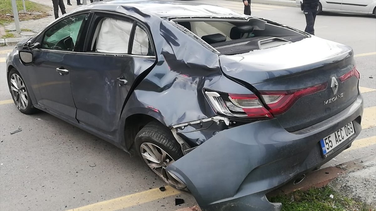 Samsun'da hafif ticari araç ile otomobil çarpıştı
