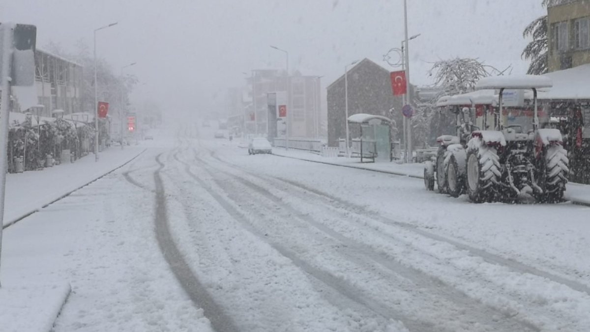 Denizli’de kar kalınlığı 30 santimetreye ulaştı