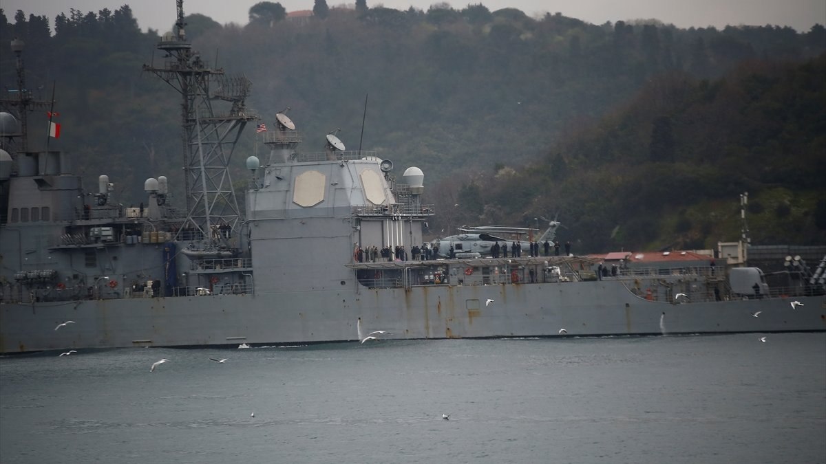 ABD savaş gemisi İstanbul Boğazı'ndan geçti