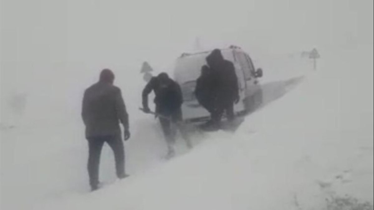 Kars'ta, tipide mahsur kalan öğretmenleri köylüler kurtardı