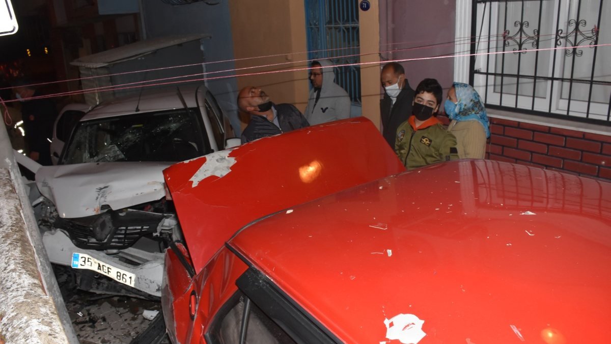 İzmir'de park halindeki araca çarpan otomobilin sürücüsü kaçtı