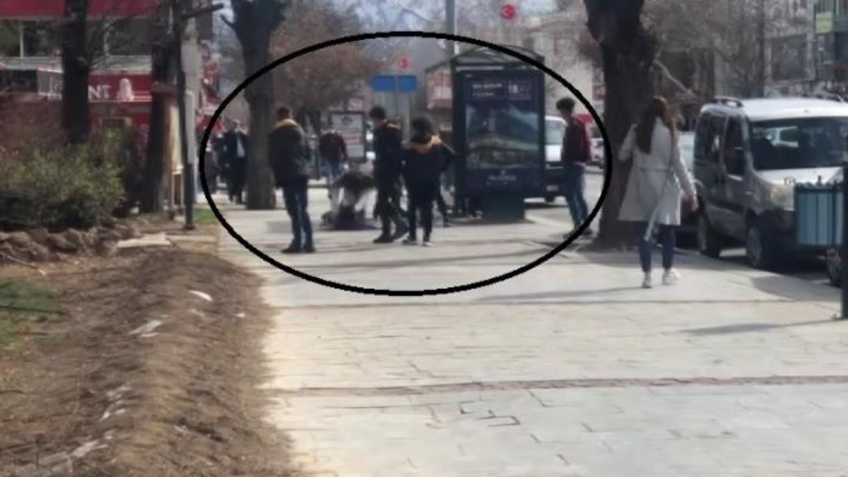 Erzincan'da genç kızların yoldaki kavgası kameraya yansıdı