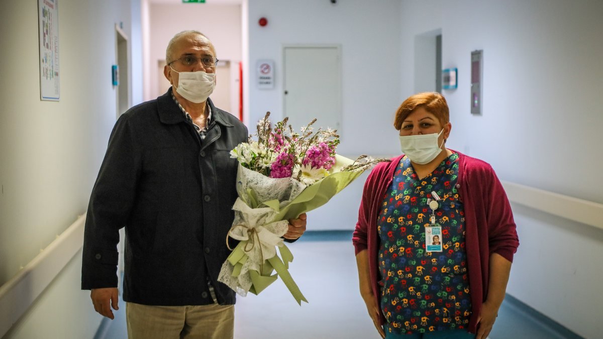 Antalya'da koronavirüsü atlatan hastadan sağlık çalışanlarına ziyaret