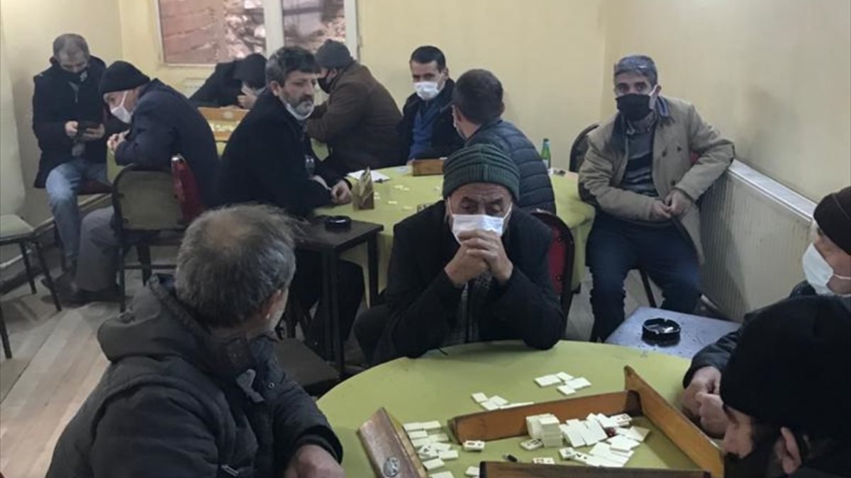 Uşak'ta korona tedbirlerini ihlal edip okey oynayanlara para cezası