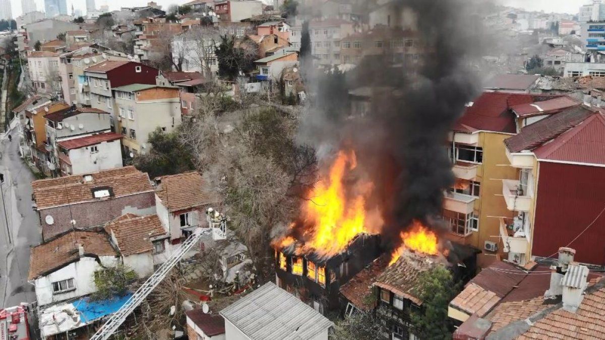 Beyoğlu’nda 3 katlı ahşap binada yangın çıktı