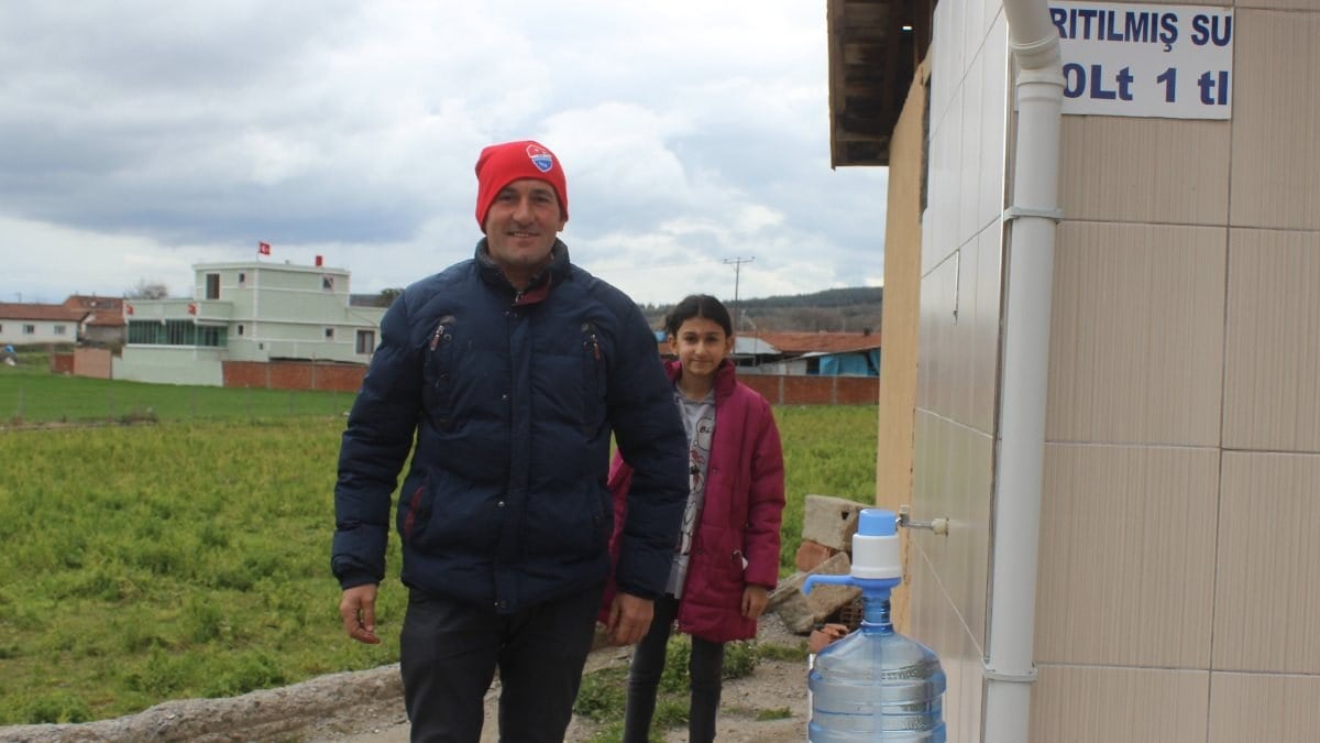 Bursalı köy muhtarı arıtmadan kazandığı parayı öğrencilere harcıyor