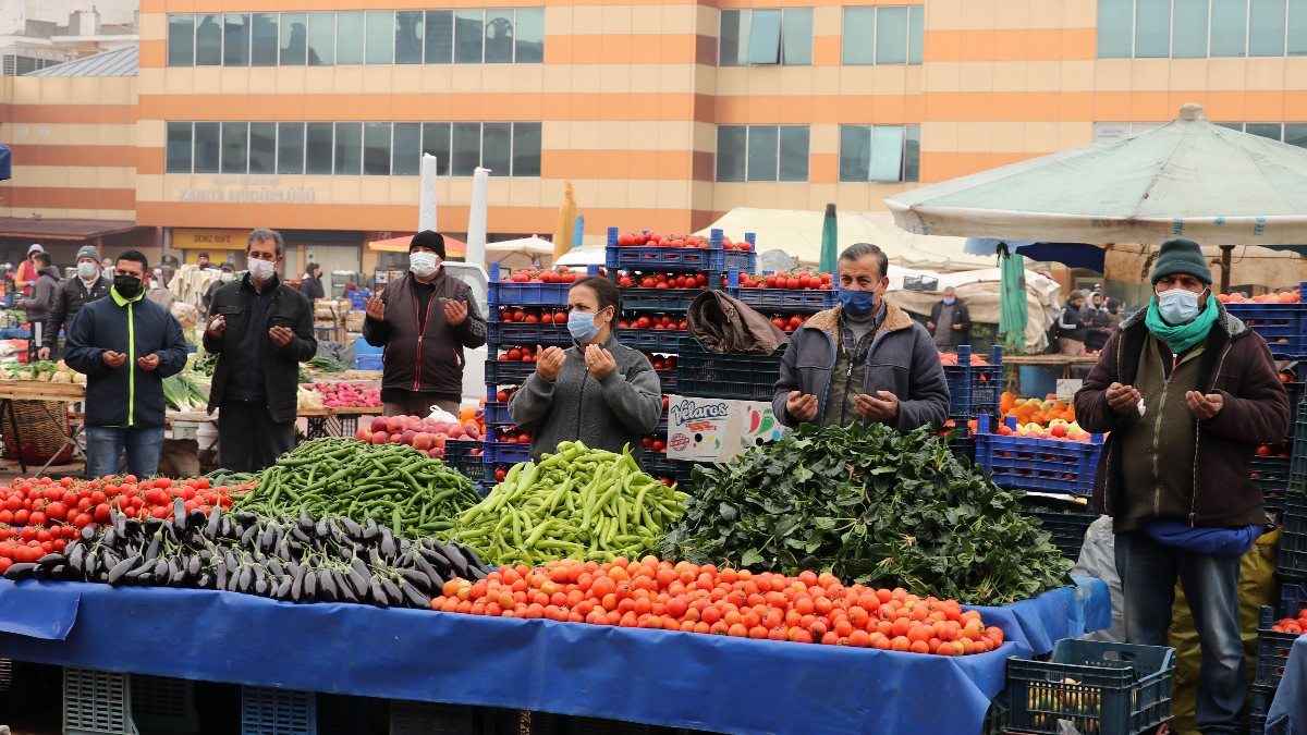 Keşan'da 2 haftadır kapalı olan halk pazarı dualarla açıldı