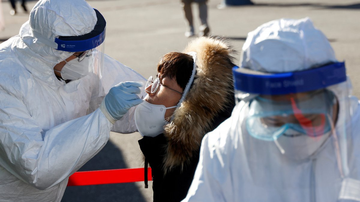 Güney Kore'de yabancı çalışanlara koronavirüs testi şartı kaldırıldı