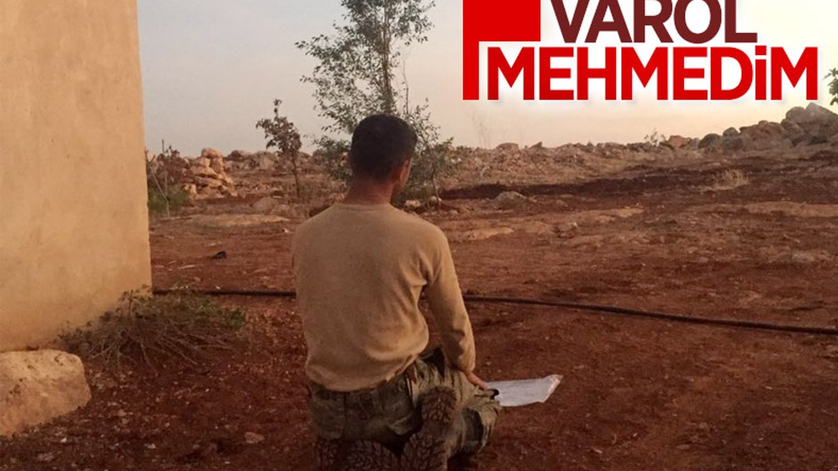 Suriye'de toprak üzerinde namaz kılan Türk askeri