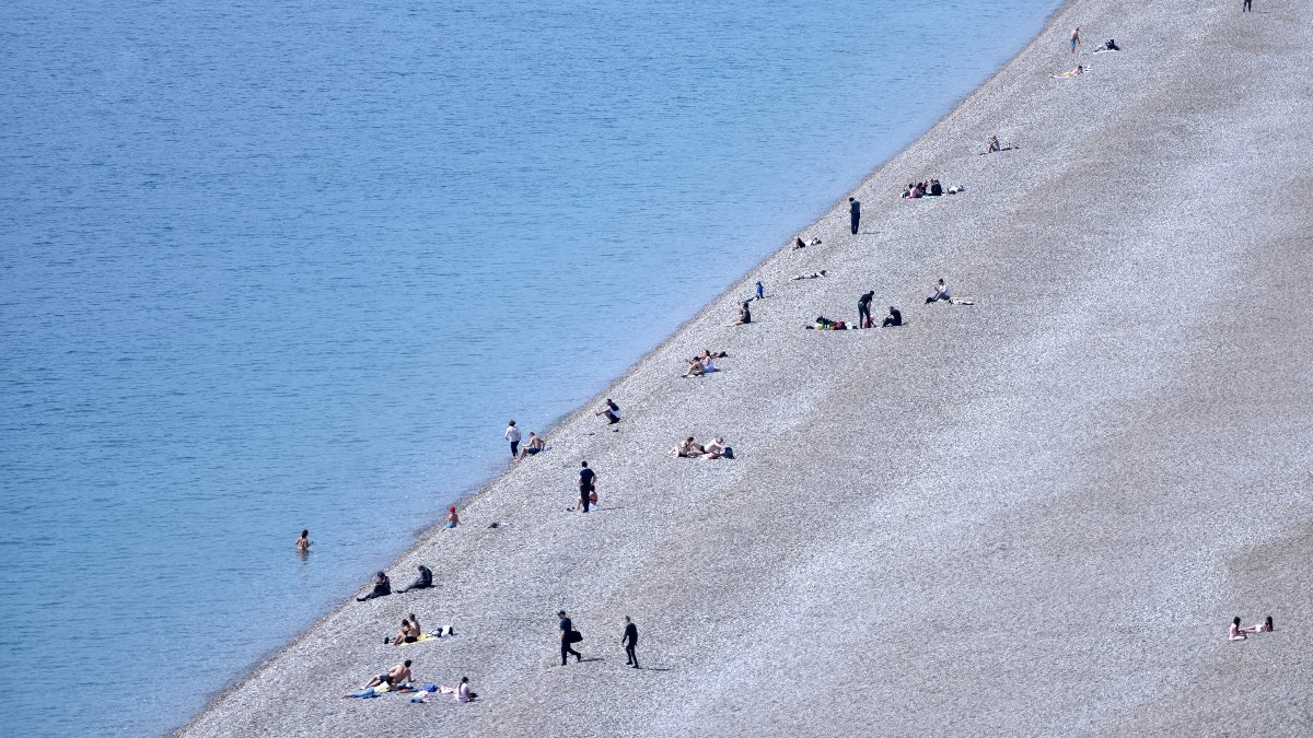 Antalya'daki turistler, denizin tadını çıkarıyor