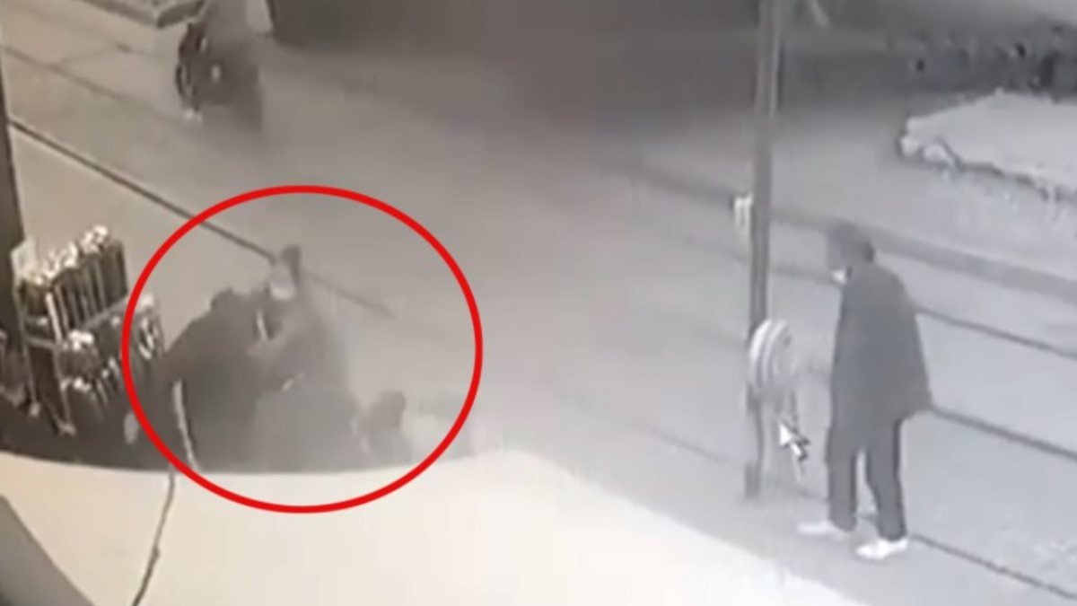 Antalya'da yanında yürüyen kişiye şişeyle saldırdı