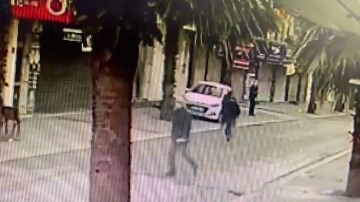 Gaziosmanpaşa'da bekçileri gören hırsızlar, malzemeleri bırakıp kaçtı
