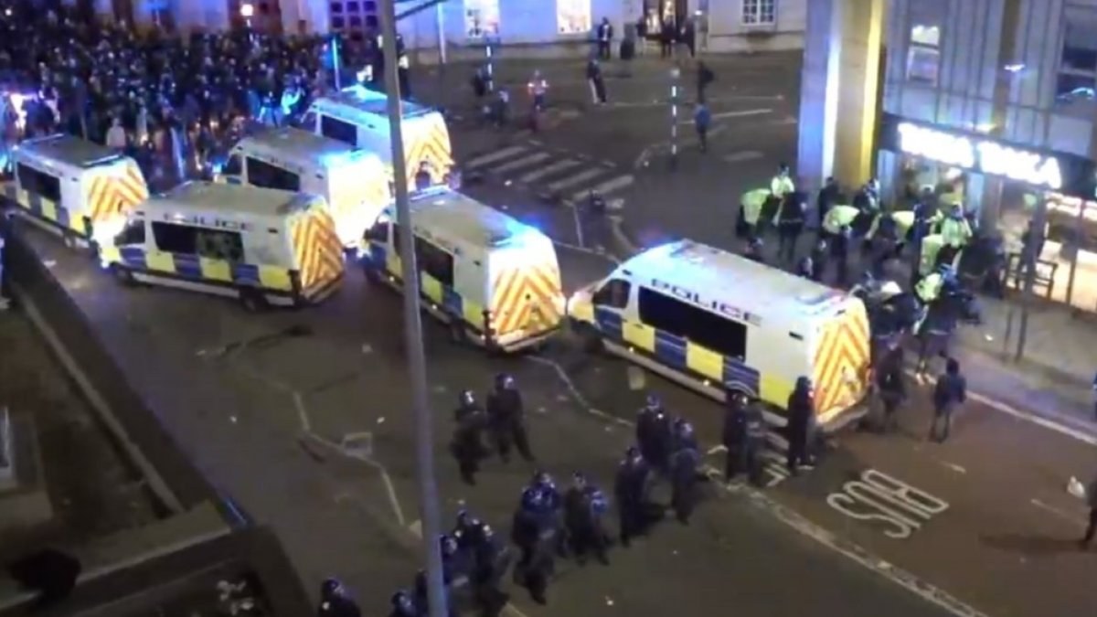 İngiltere'nin Bristol kentinde eylemciler polis karakoluna saldırdı