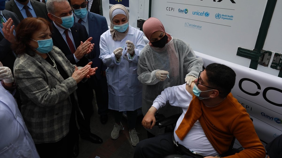 Filistin’de yaşlılar ve kronik hastalar koronavirüs aşısı olmaya başladı
