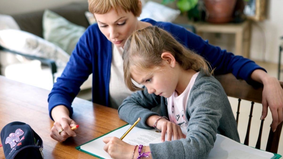 Ebeveynlerin çocuklarıyla ev ödevi yapmaması için 3 neden