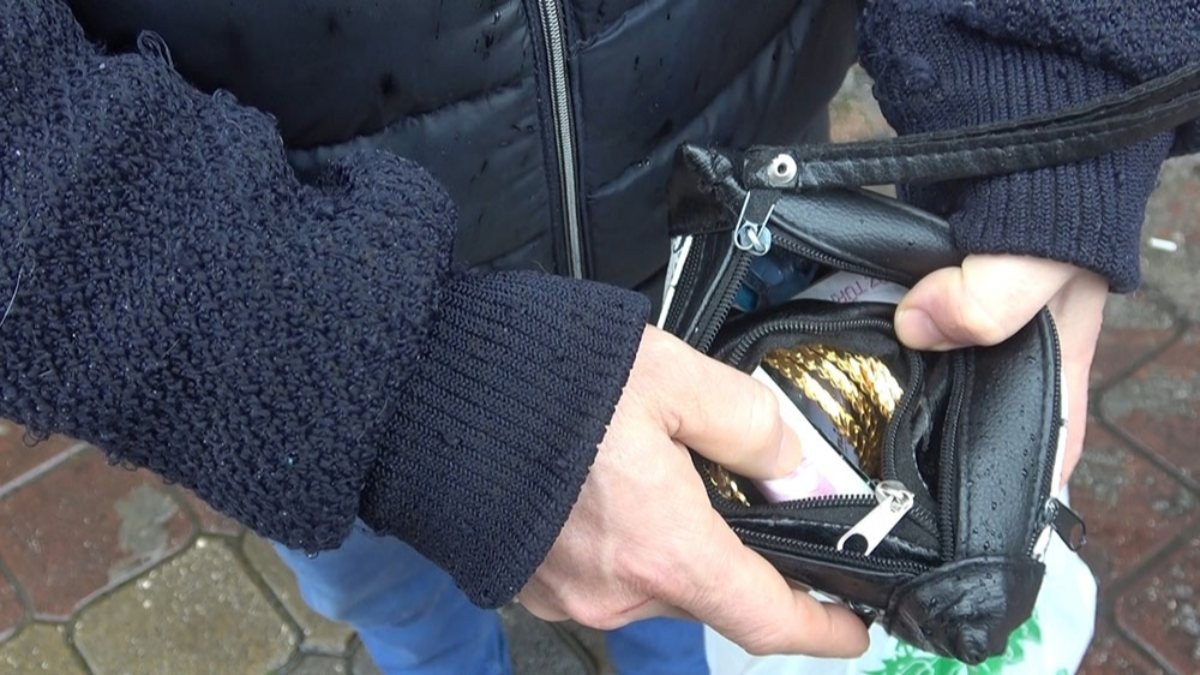 Bursa'da çöpte altın ve para dolu çanta buldu, polise verdi