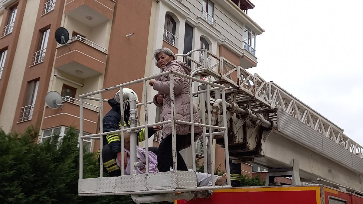 Edirne'de şarja takılı telefon yangına neden oldu