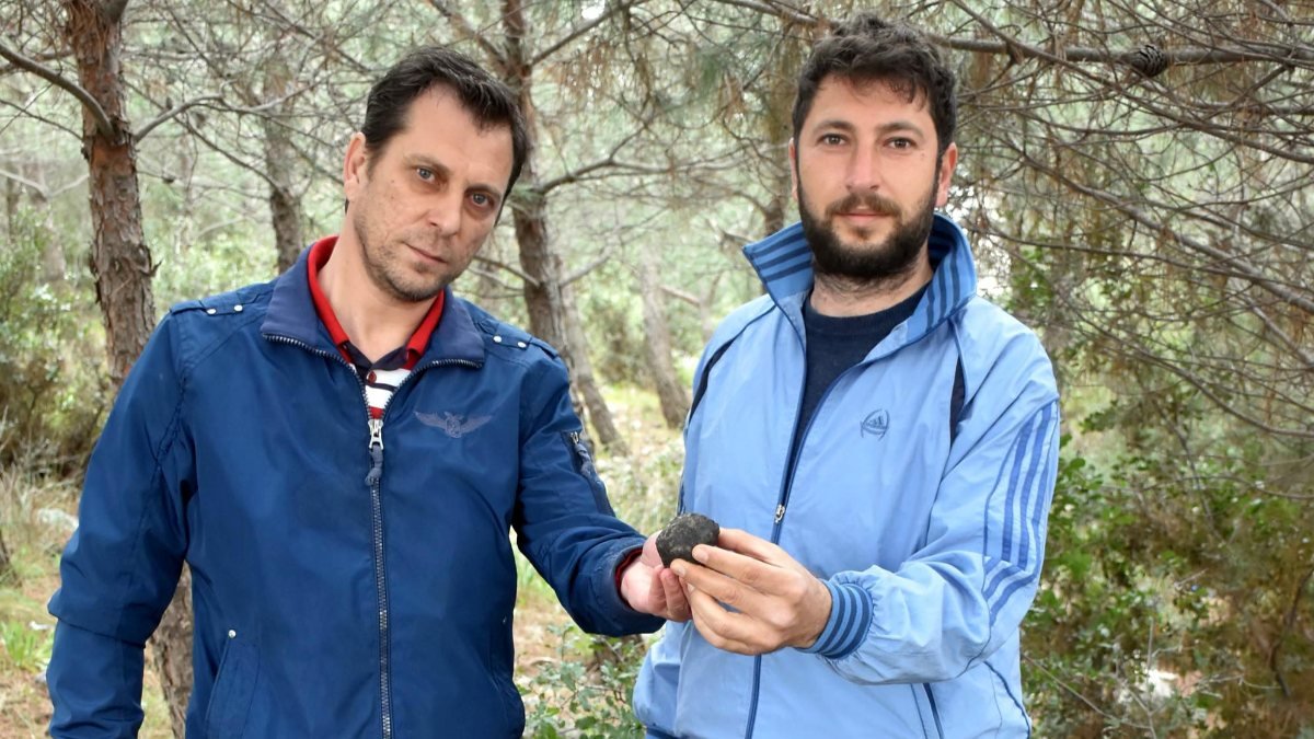 İzmir'deki 2 işçi, buldukları gizemli taşın sırrını araştırıyor
