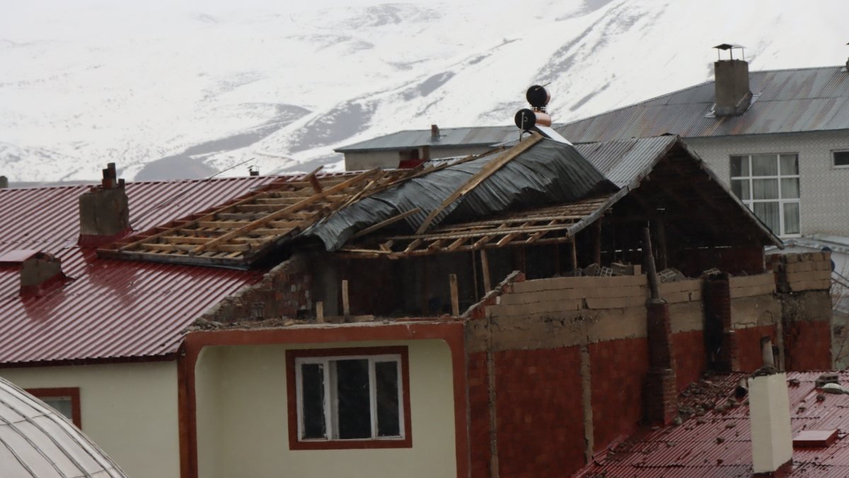 Erzurum'da fırtına evin çatısını uçurdu, duvarını yıktı