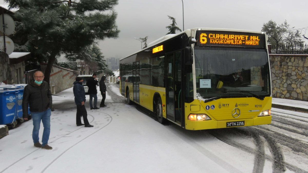 Üsküdar'da otobüse vatandaşlardan paspas desteği 