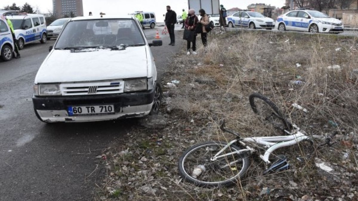 Sivas'ta bir kadın sürücü önce bisikletliye sonra yayaya çarptı