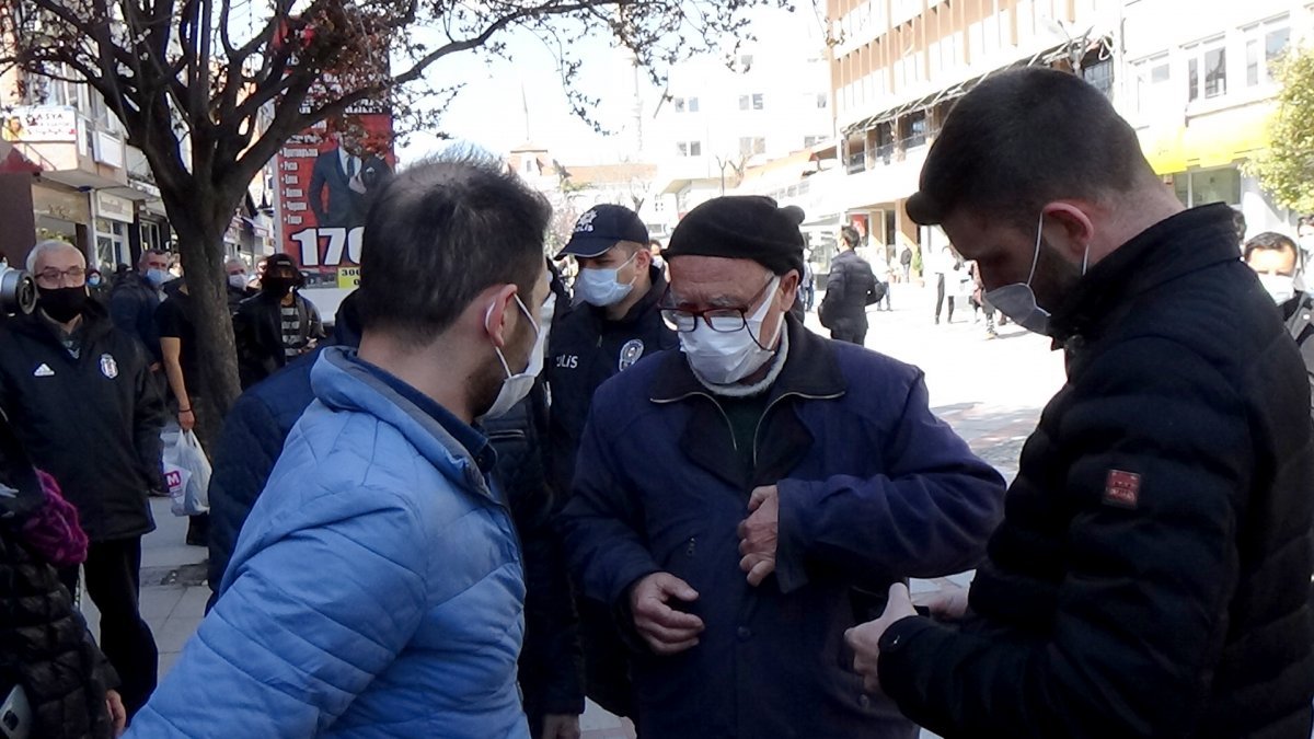 Edirne'de yaşlı adamdan basın açıklaması yapan kadınlara tepki