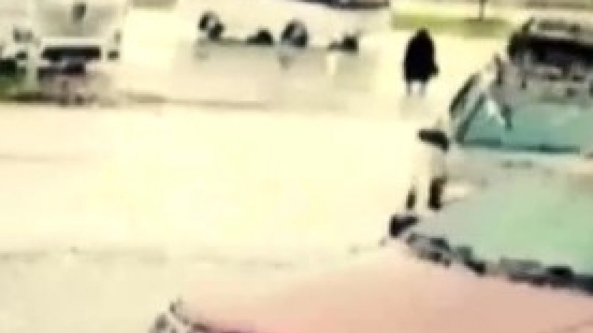 Düzce'de otomobilin kadına çarptığı an kamerada