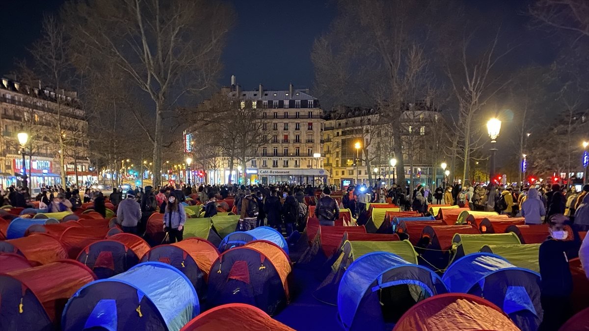 Paris'te göçmenler hükümete tepkilerini göstermek için kamp kurdu
