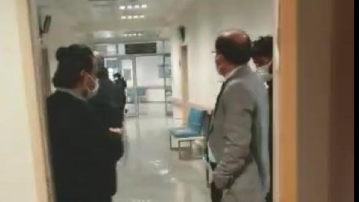 Eskişehir'deki doktor, odasından zorla çıkarıldığı görüntüyü yayınladı