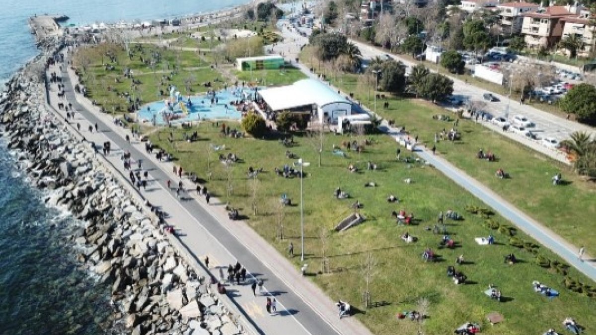 Kadıköy Caddebostan Sahili'nde dikkat çeken kalabalık