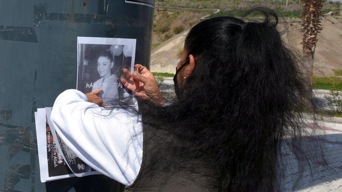 İzmir sokaklarında kayıp kızını arıyor