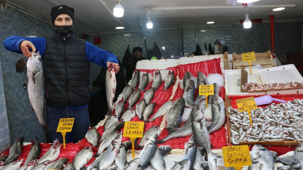 Samsun'da tezgaha çıkan somon, levrek ve çupra ilgi gördü