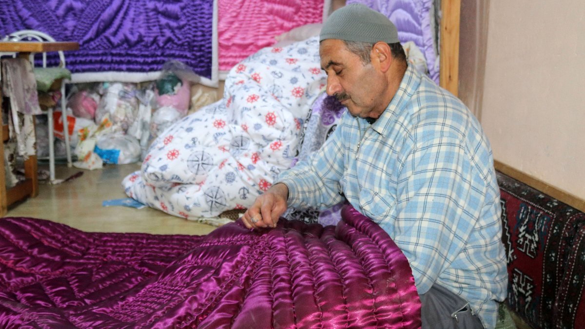 Burdur'daki usta, 45 yıldır yorgancılık yapıyor