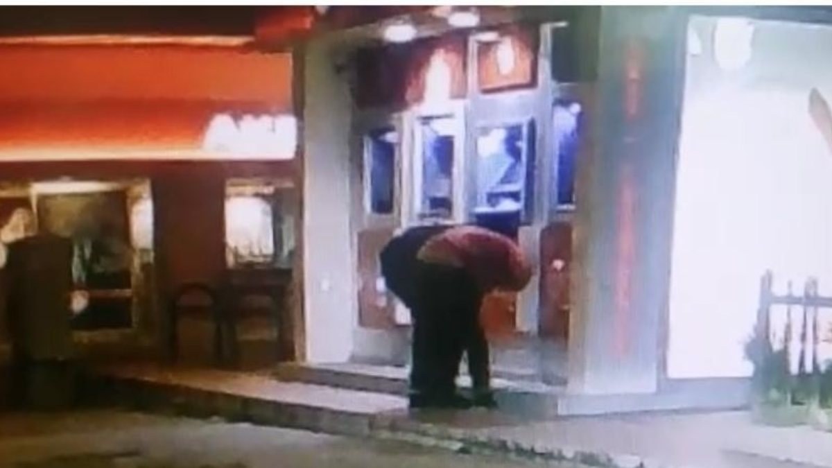 Adana'da ATM'de para yatırmak isteyen gence gasp