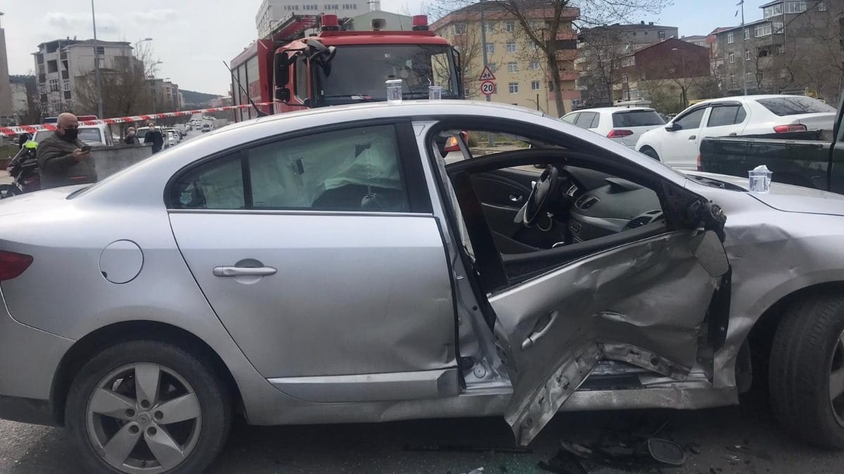 Ataşehir’de ehliyetsiz sürücü kaza yaptı, 1 kişi aracın içinde sıkıştı