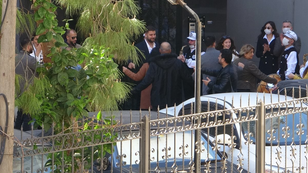 Adana'da gelin alma merasiminde tedbirler unutuldu